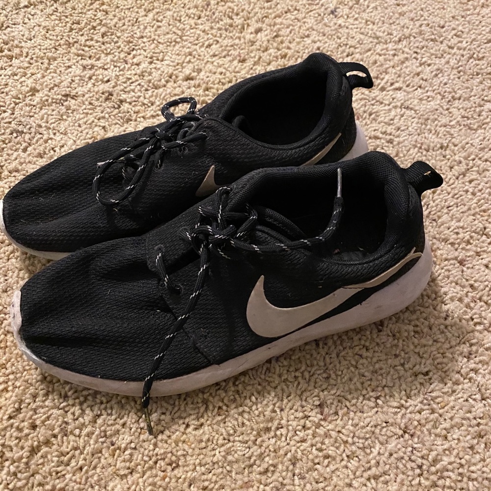 Black Nike Roshes